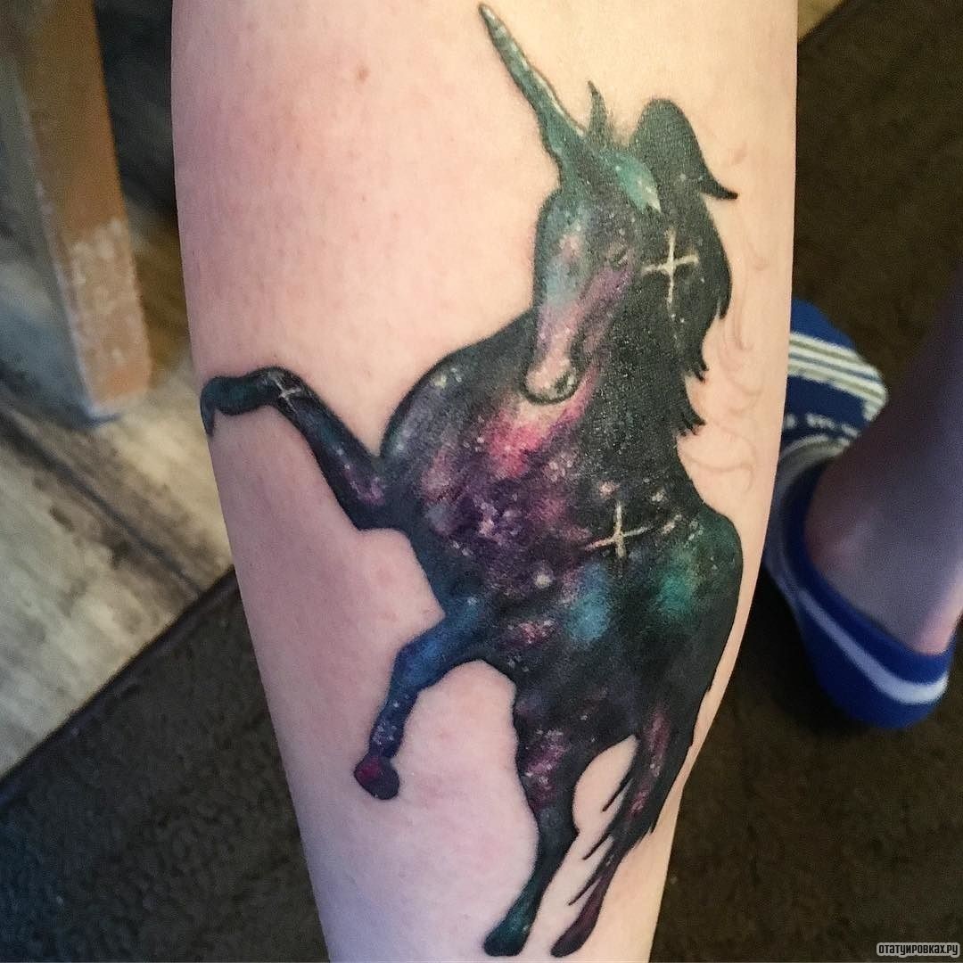 Фотография татуировки под названием «Единорог с фоном космоса»