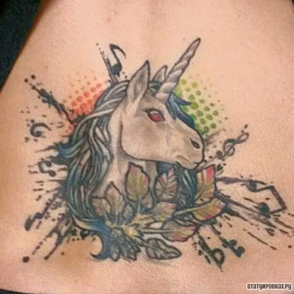 Фотография татуировки под названием «Единорог в абстрактном исполнении с листом»