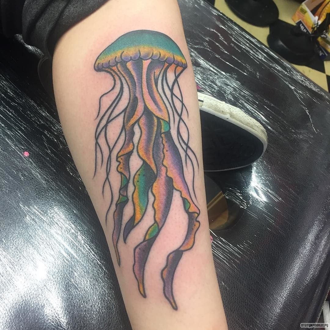 Фотография татуировки под названием «Небольшая медуза в зеленом цвете»
