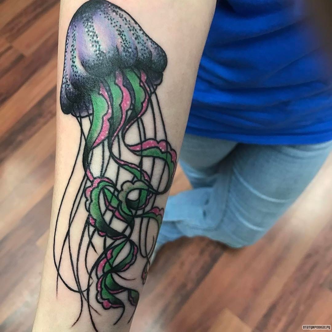 Фотография татуировки под названием «Медуза черно-зеленый цвет»