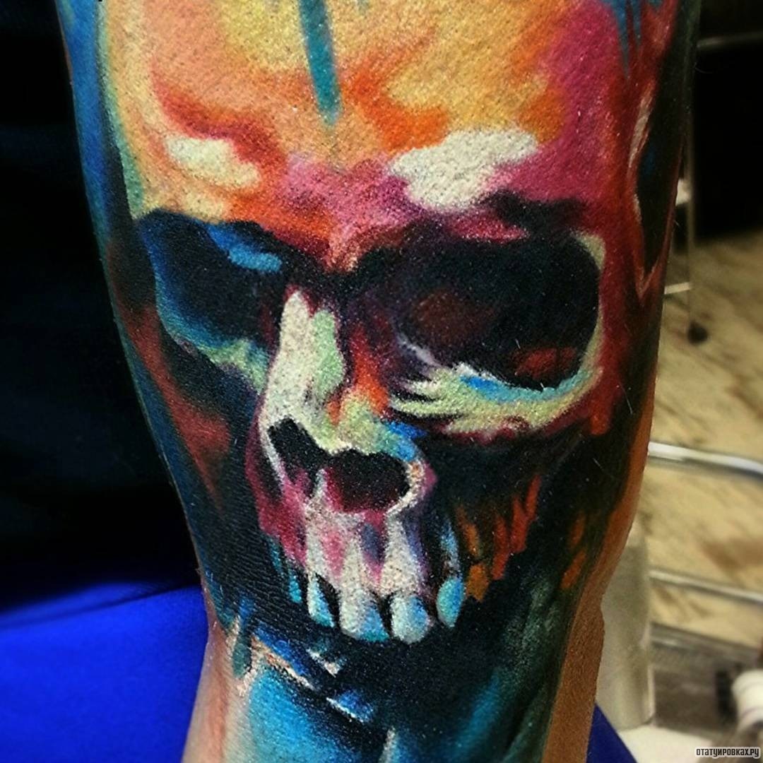 Фотография татуировки под названием «Яркий красочный череп»