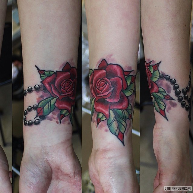 Фотография татуировки под названием «Алая роза с бусами»
