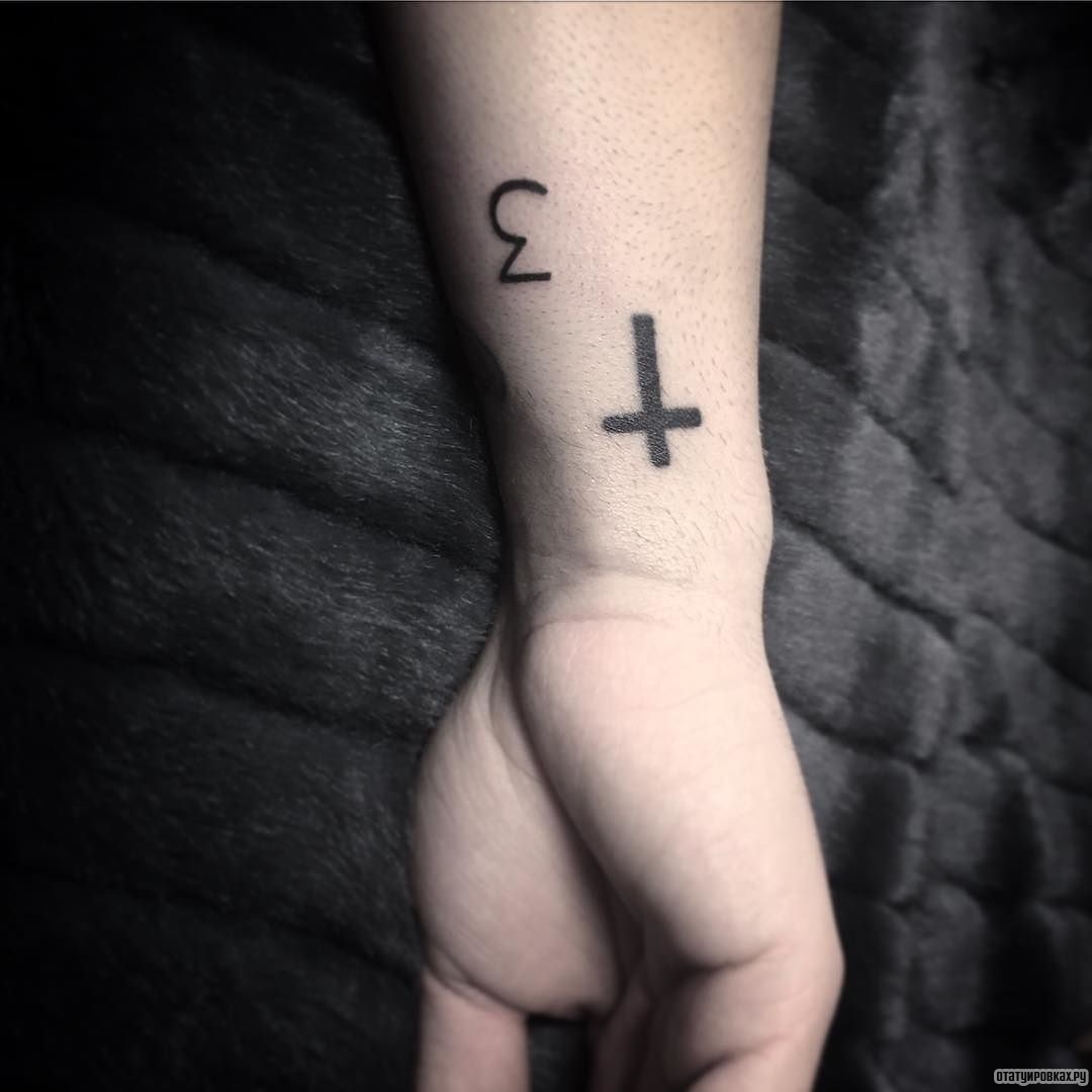 Фотография татуировки под названием «Цифра 3 и крест»