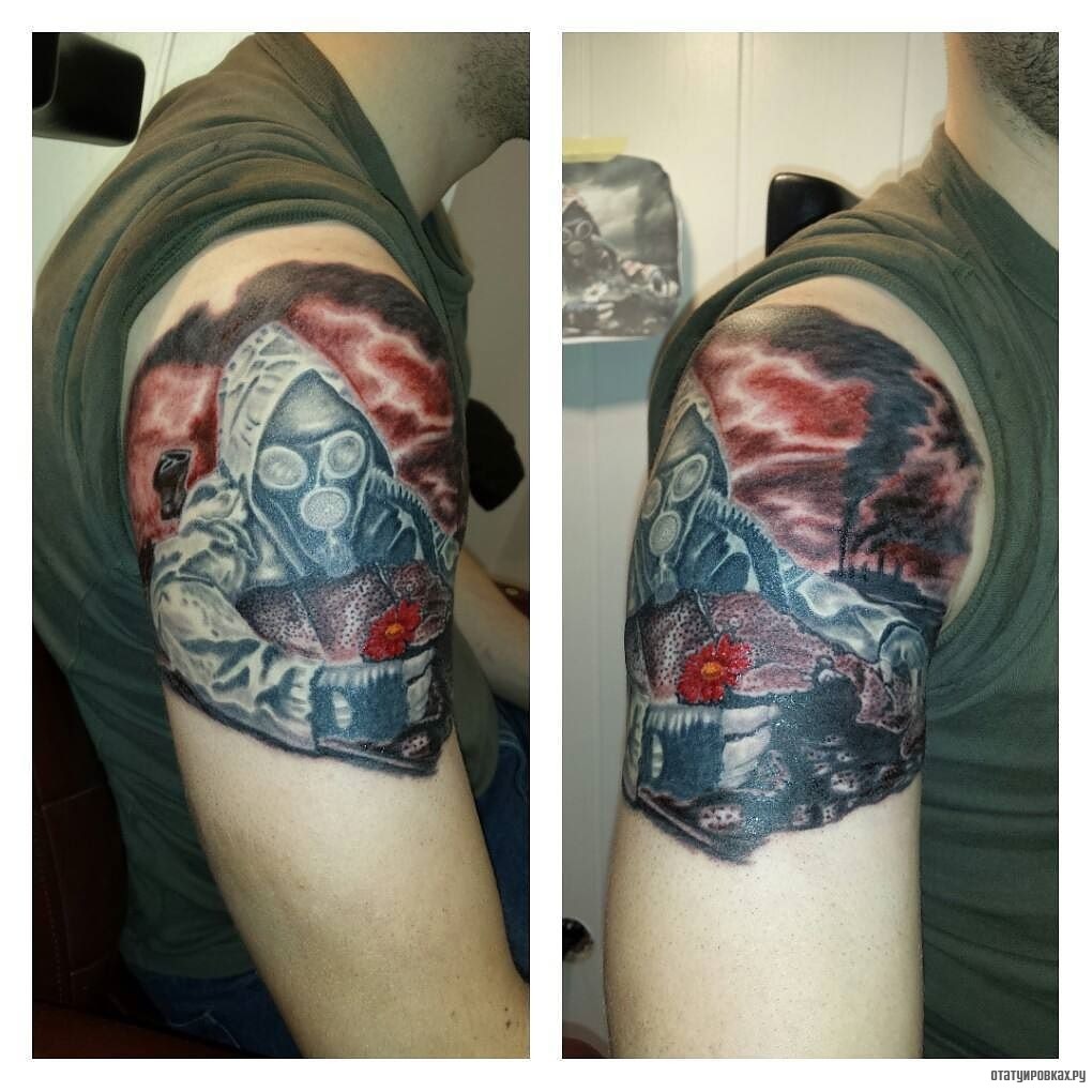 Фотография татуировки под названием «Сталкер с цветком в руках»