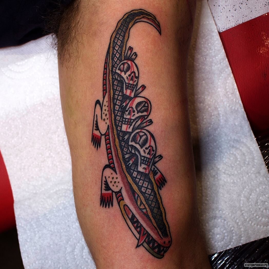 Фотография татуировки под названием «Крокодил с черепами»