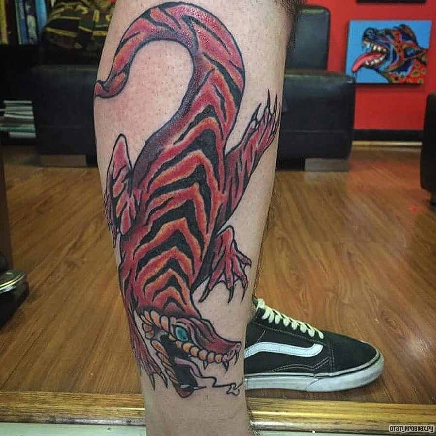 Фотография татуировки под названием «Крокодил в виде дракона»