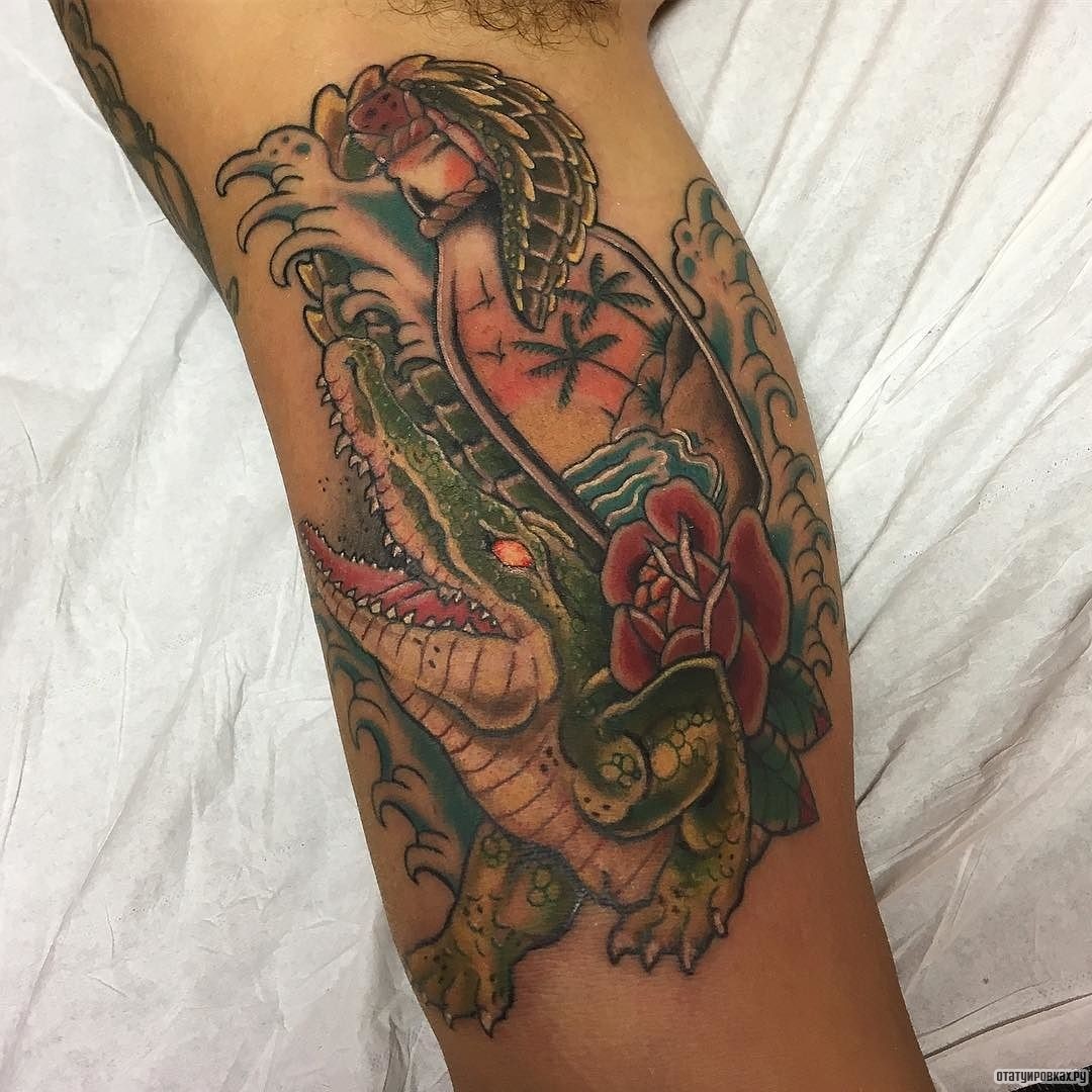 Фотография татуировки под названием «Крокодил в волне с розой и бутылкой»