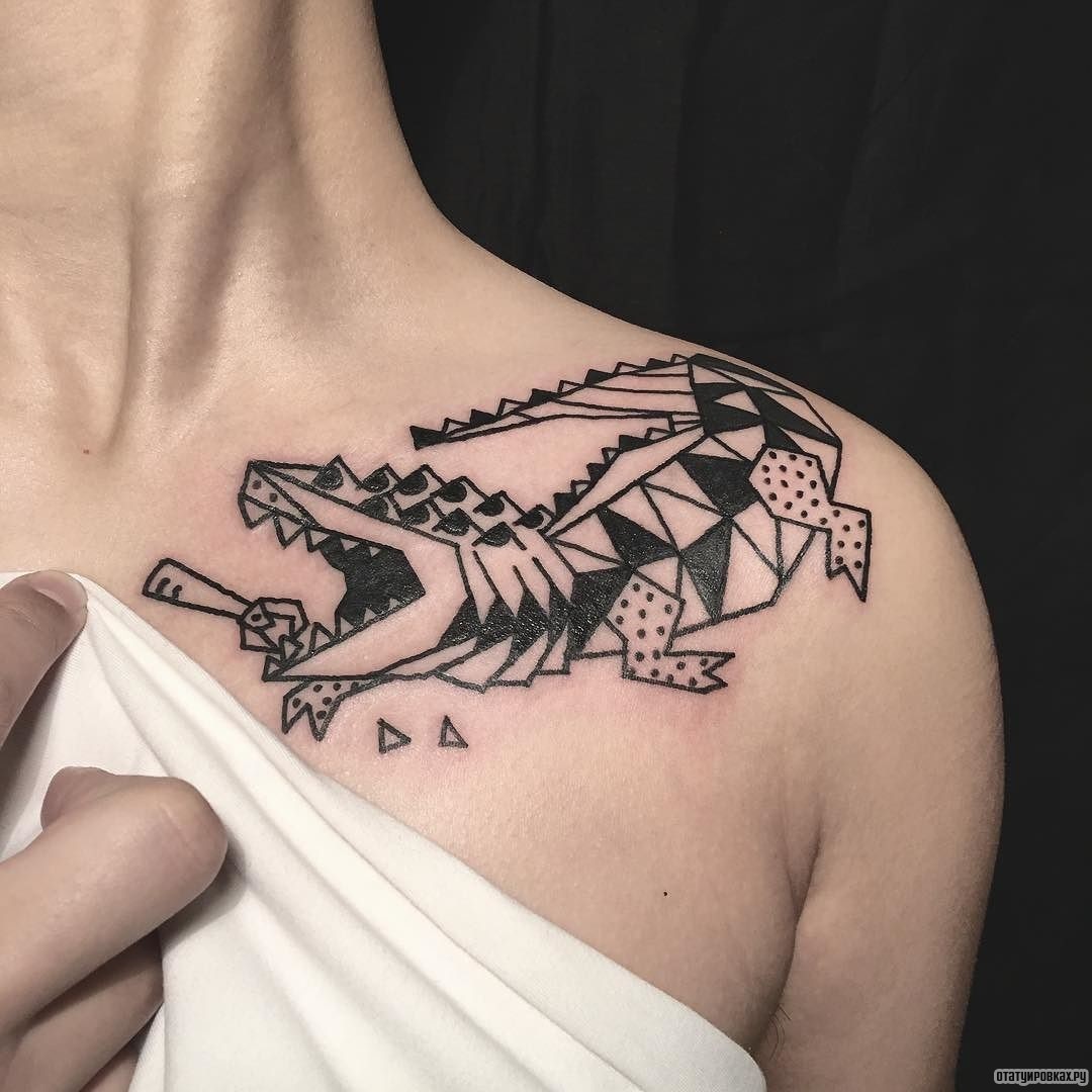 Фотография татуировки под названием «Крокодил из треугольников»