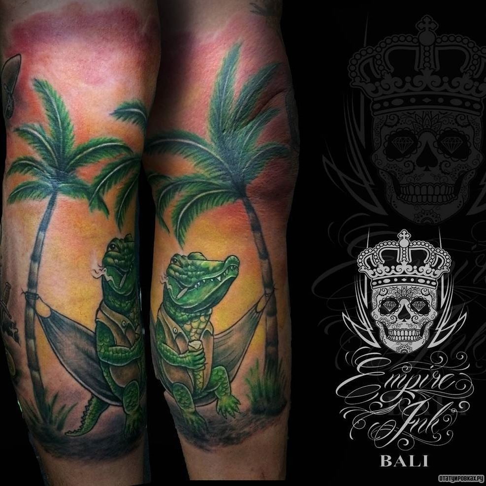 Фотография татуировки под названием «Крокодил на гамаке с пальмой»
