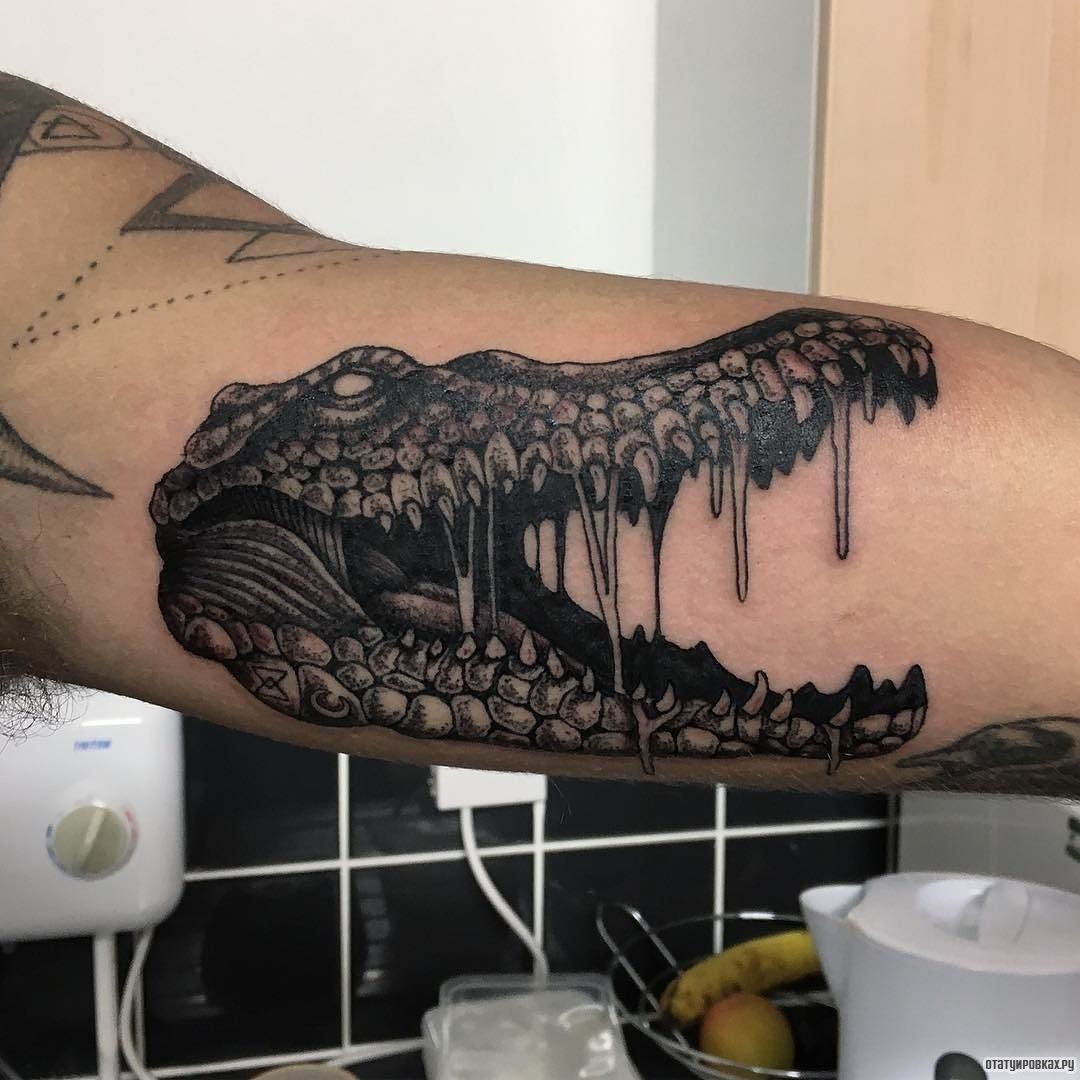 Фотография татуировки под названием «Пасть крокодила со слюнями»