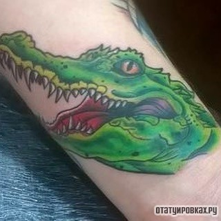 Фотография татуировки под названием «Зеленый крокодил с открытой пастью»