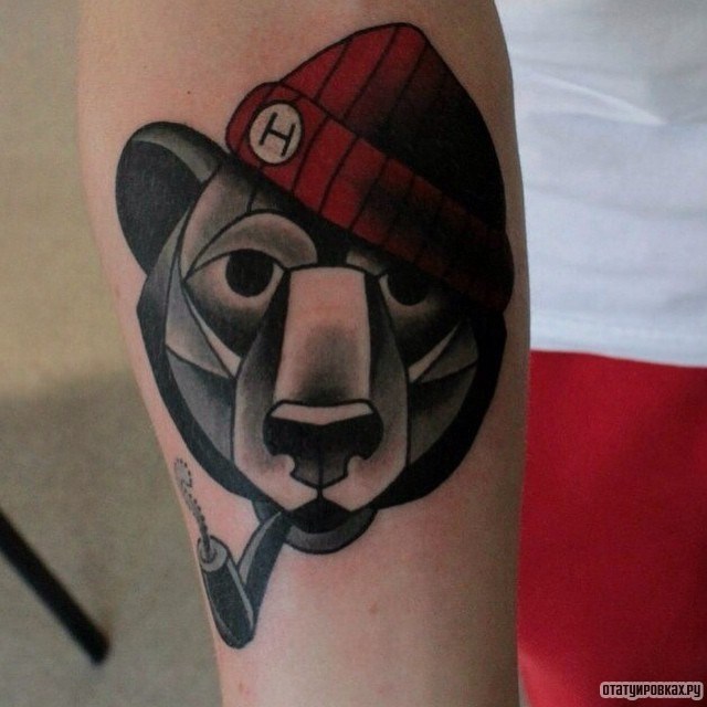 Фотография татуировки под названием «Медведь с трубкой»