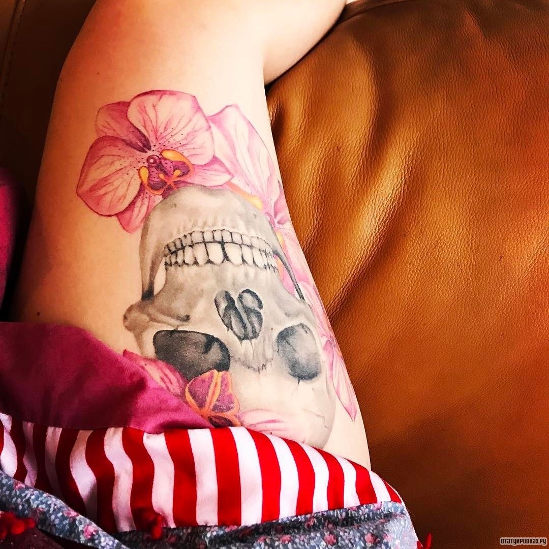 Фотография татуировки под названием «Орхидея и черепом»