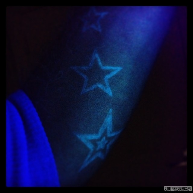 Фотография татуировки под названием «Ультрафиолетовые звезды»