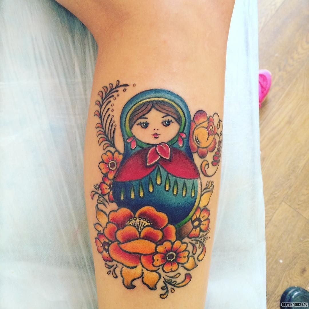 Фотография татуировки под названием «Матрешка с цветами»