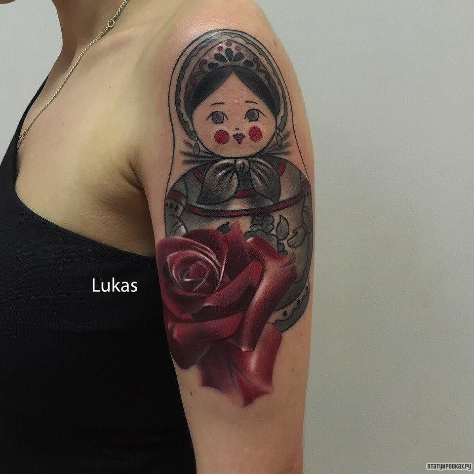Фотография татуировки под названием «Матрешка с красивой розой»