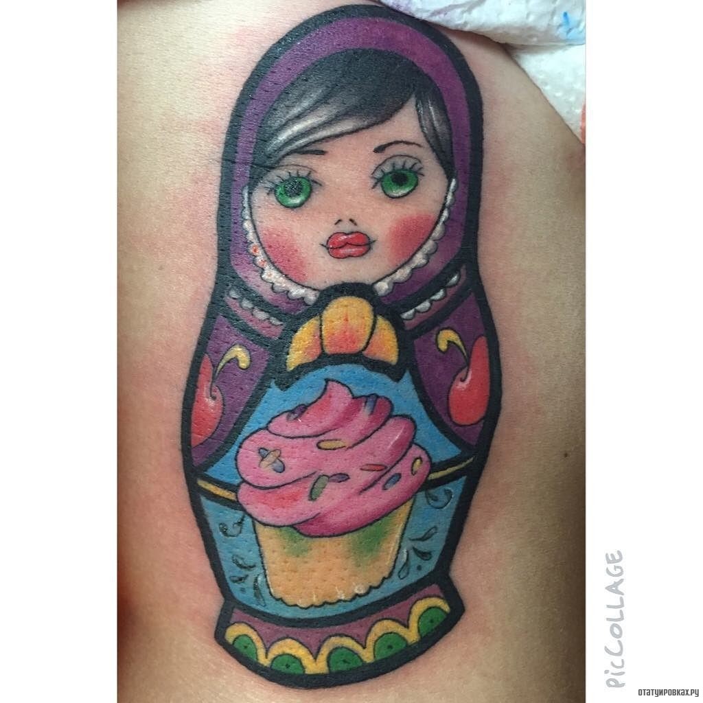 Фотография татуировки под названием «Матрешка с пирожным»