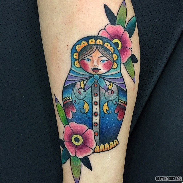 Фотография татуировки под названием «Матрешка и цветы»