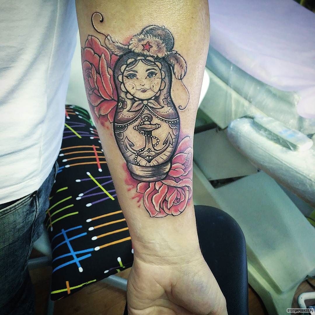 Фотография татуировки под названием «Матрешка с якорем и розами»