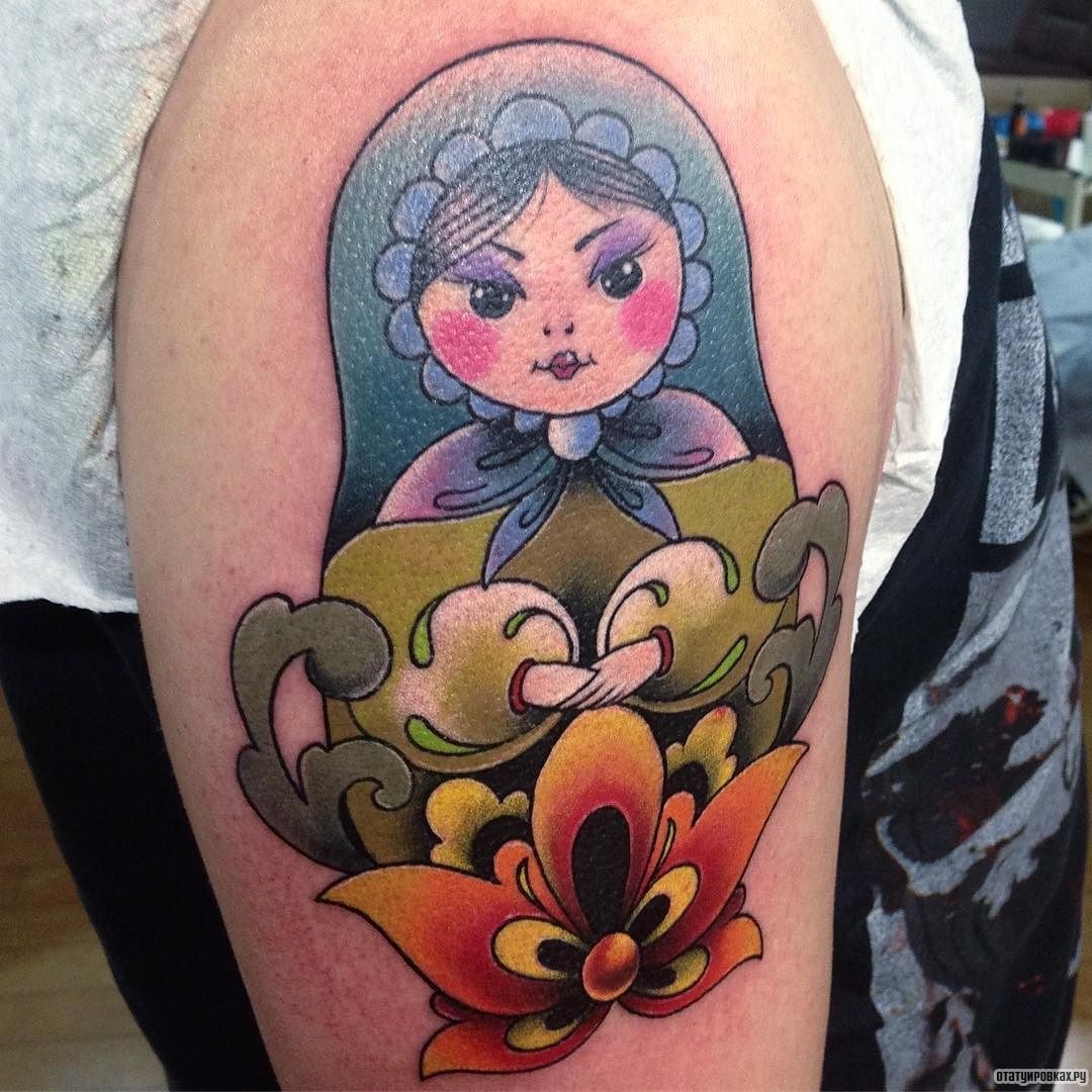 Фотография татуировки под названием «Матрешка с цветком»