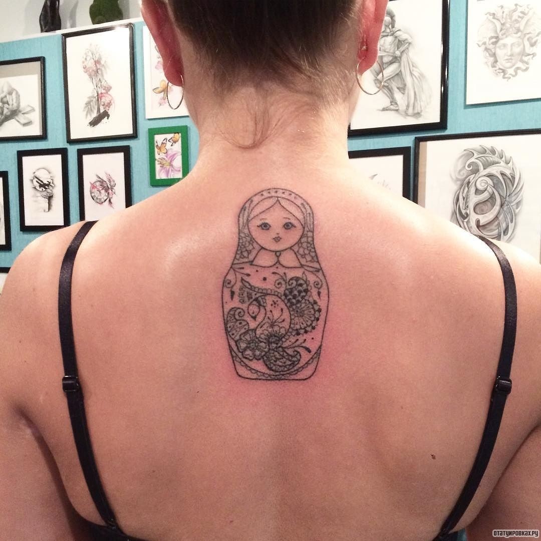 Фотография татуировки под названием «Матрешка из линий»