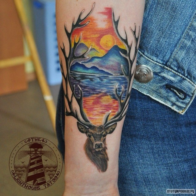 Фотография татуировки под названием «Олень с рогами на фоне природы»