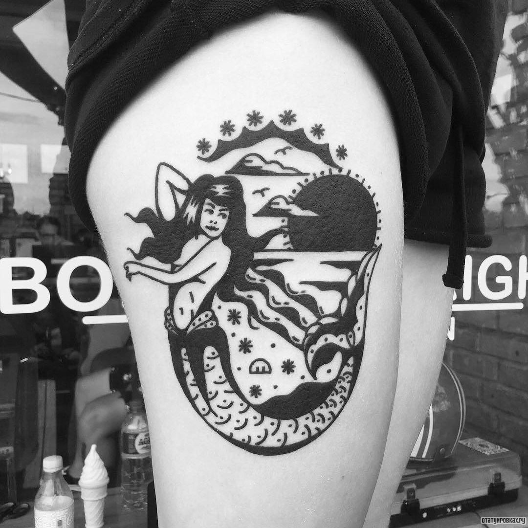 Фотография татуировки под названием «Русалка на фоне солнца»