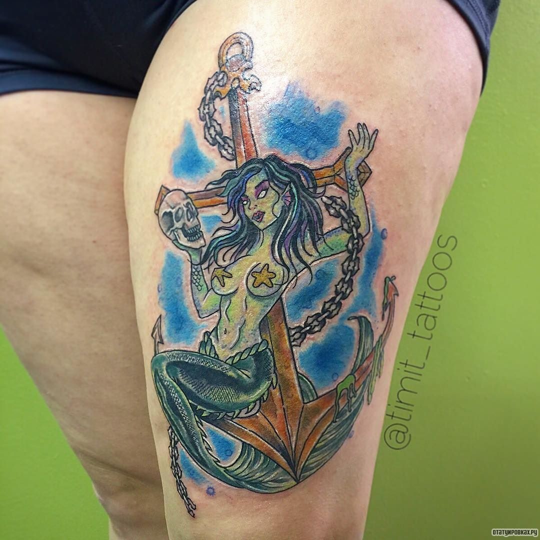Фотография татуировки под названием «Русалка у якоря с черепом в руках»