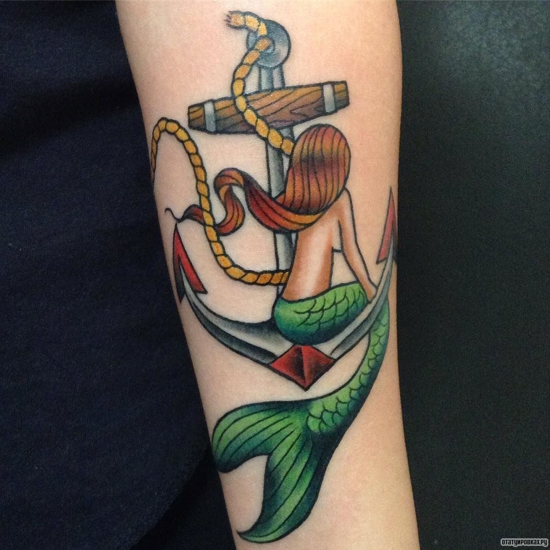 Фотография татуировки под названием «Русалка сидит на якоре»