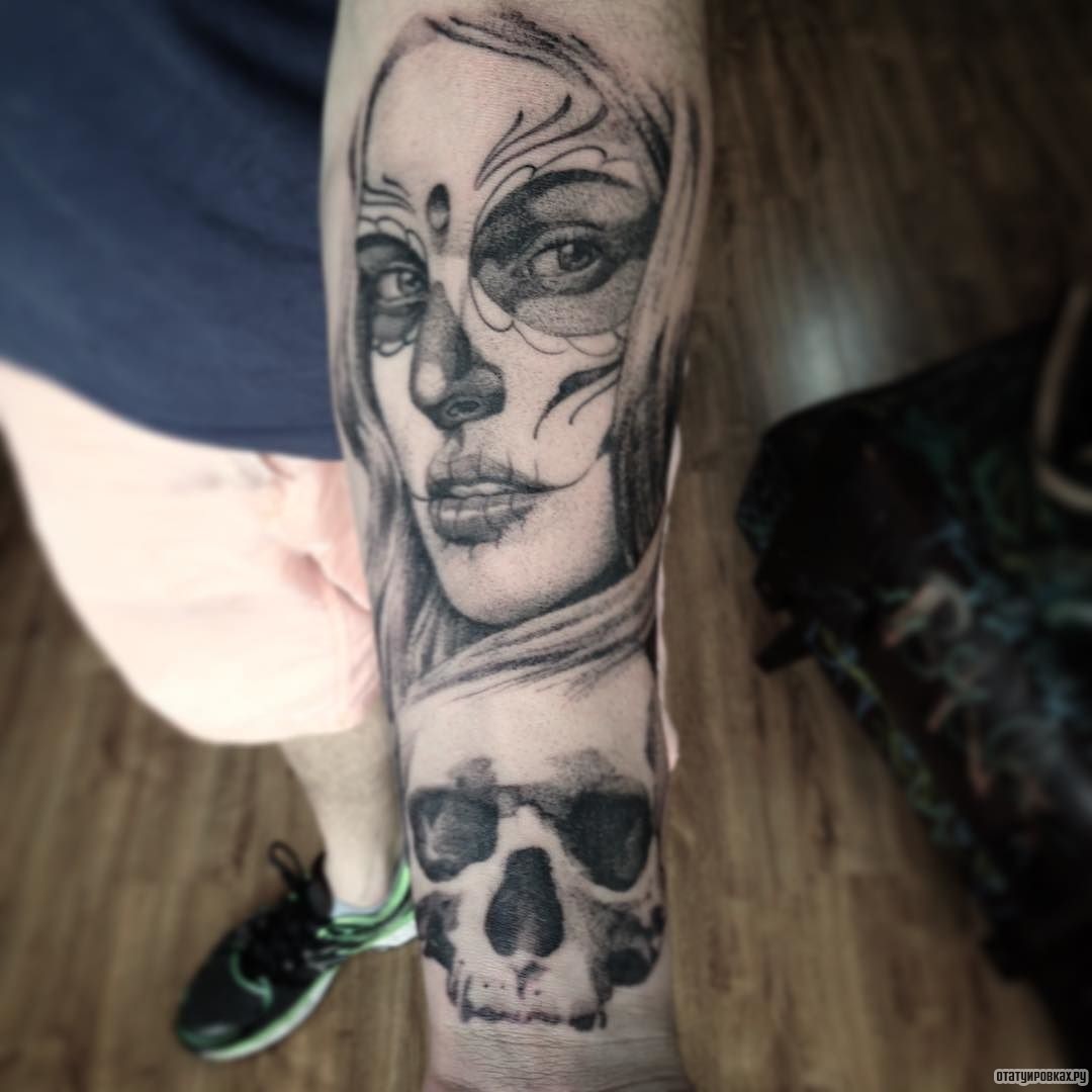 Фотография татуировки под названием «Мексиканская девушка и череп»