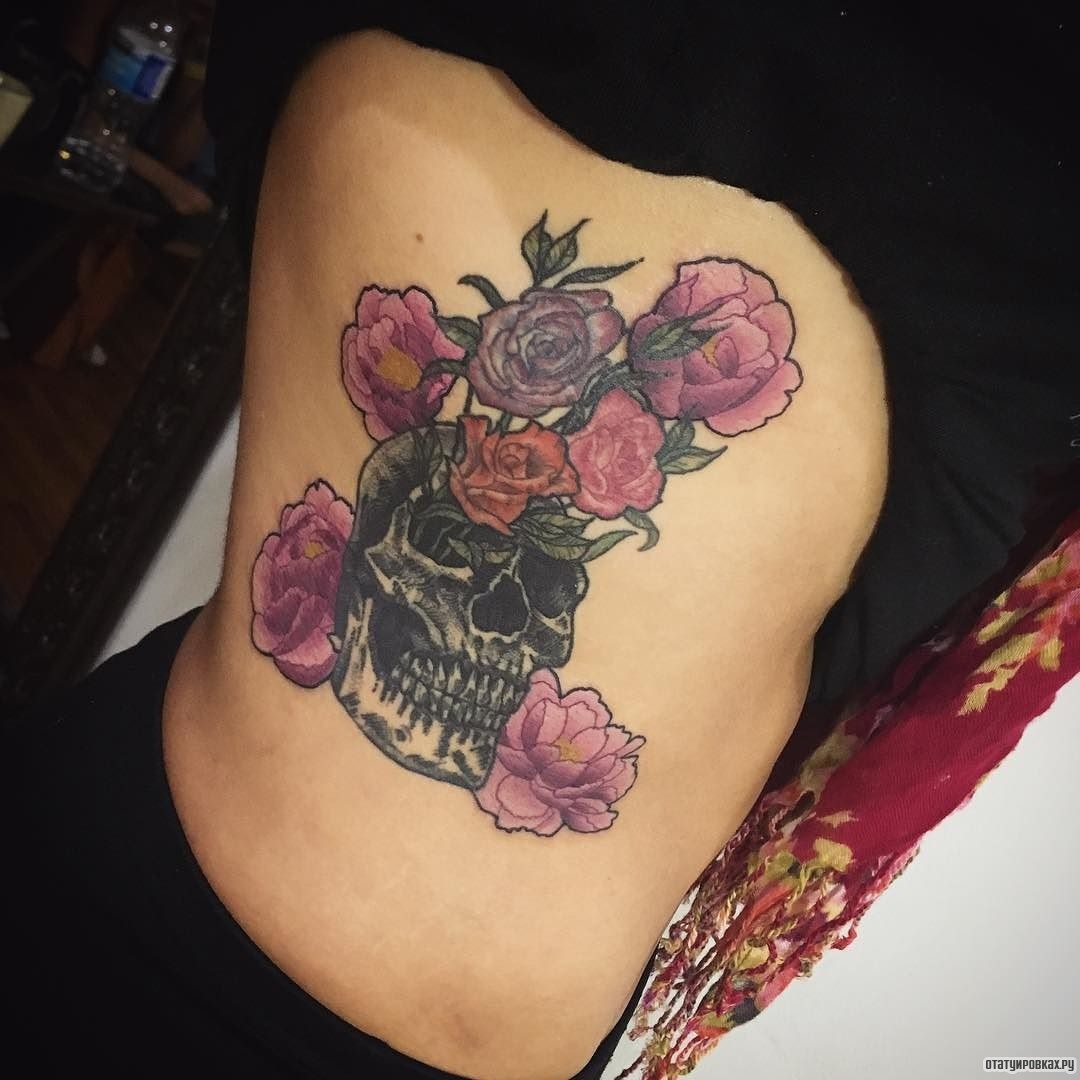 Фотография татуировки под названием «Череп и розы»