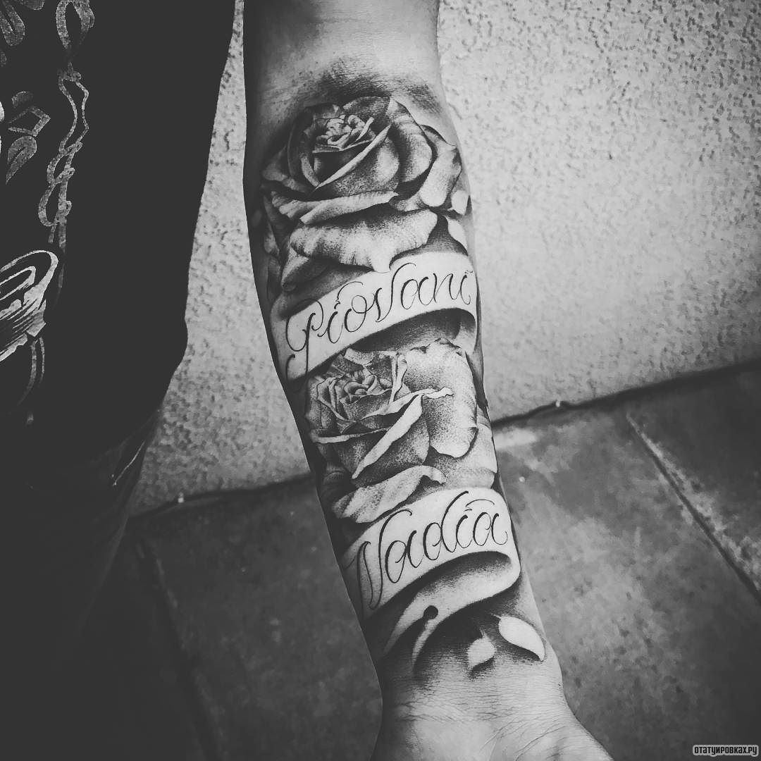 Фотография татуировки под названием «Две розы с надписями»