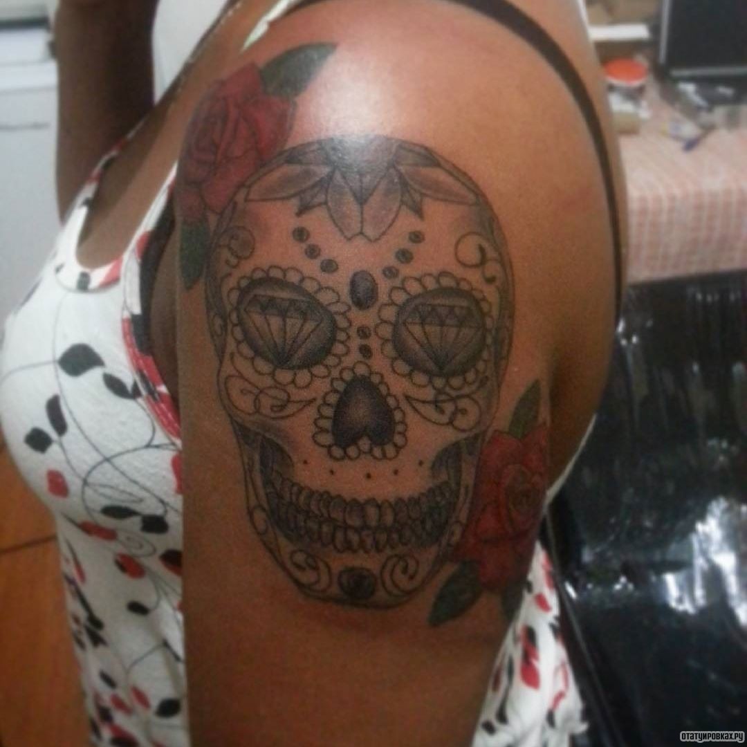 Фотография татуировки под названием «Сахарный череп с розами»