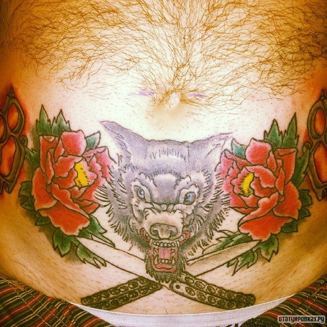 Фотография татуировки под названием «Оскал волка с цветами»