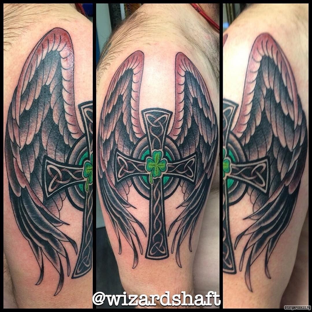 Фотография татуировки под названием «Кельтский крест с крыльями и клевером»