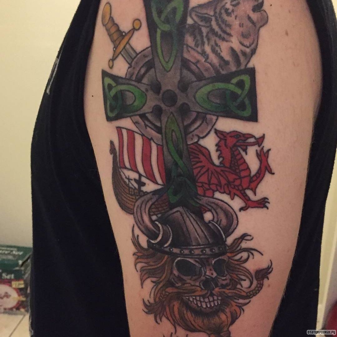 Фотография татуировки под названием «Кельтский крест с драконом»