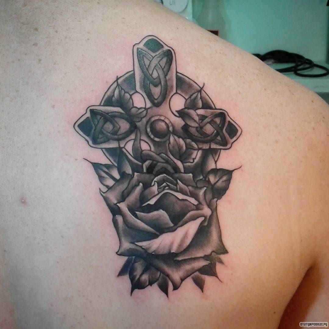 Фотография татуировки под названием «Кельтский крест с розой»