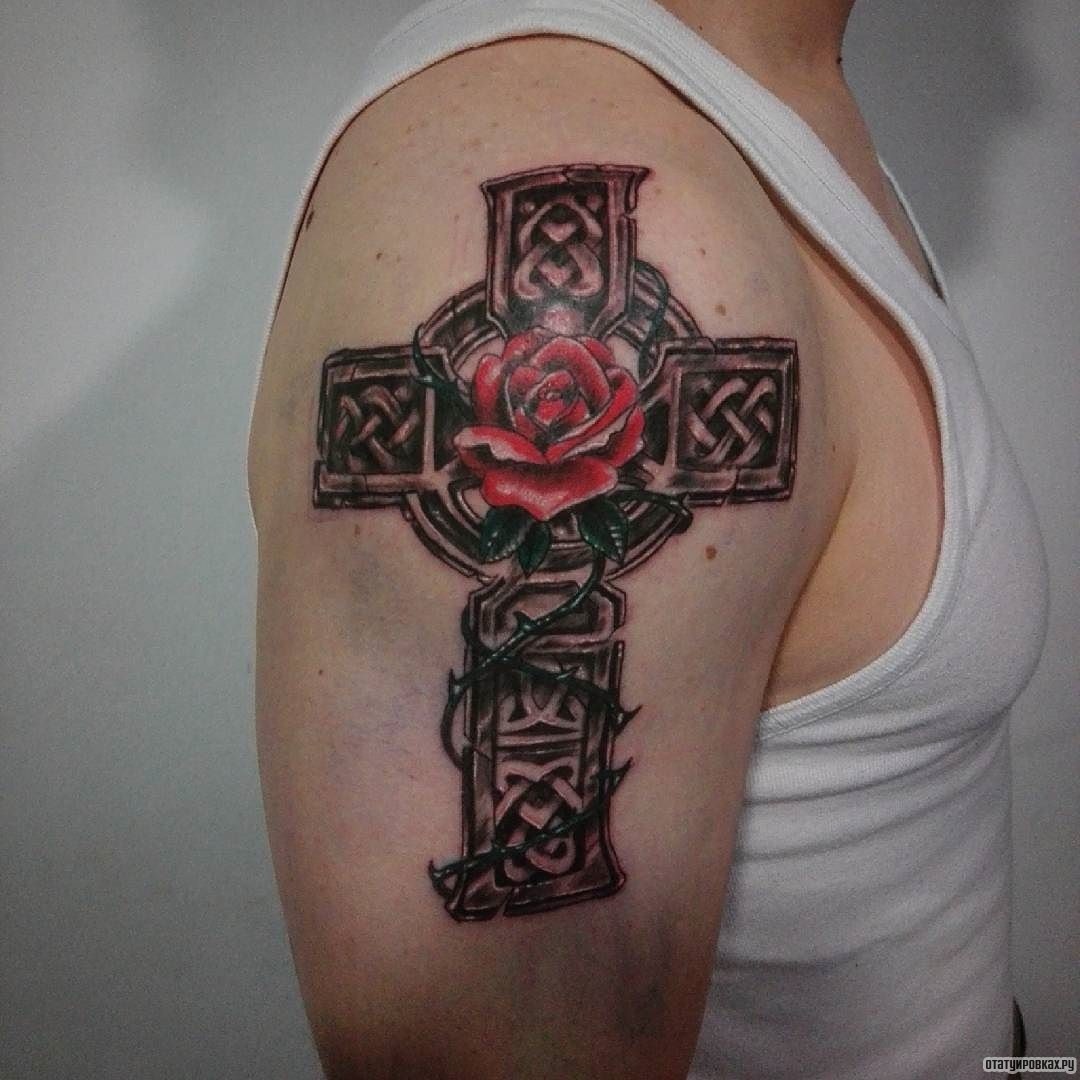 Фотография татуировки под названием «Кельтский крест с розой в центре»