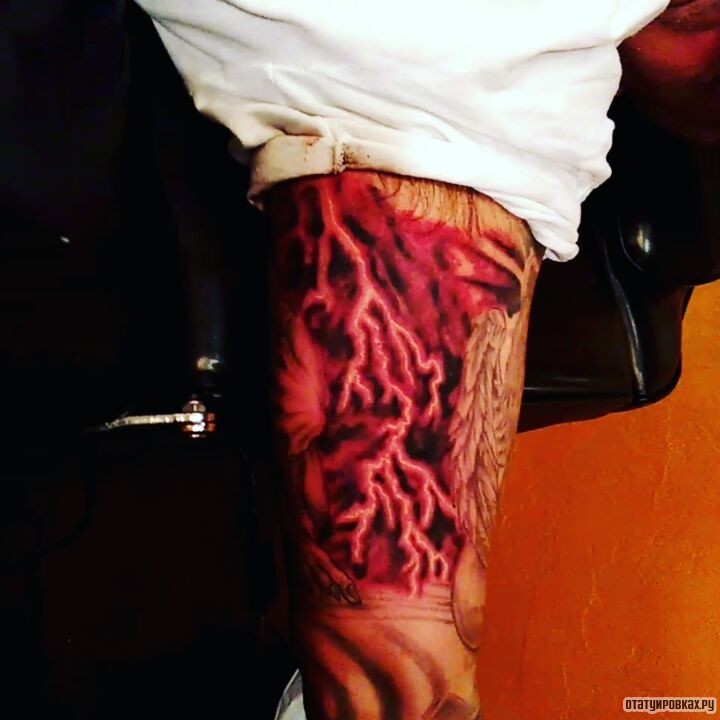 Фотография татуировки под названием «Красная молния»