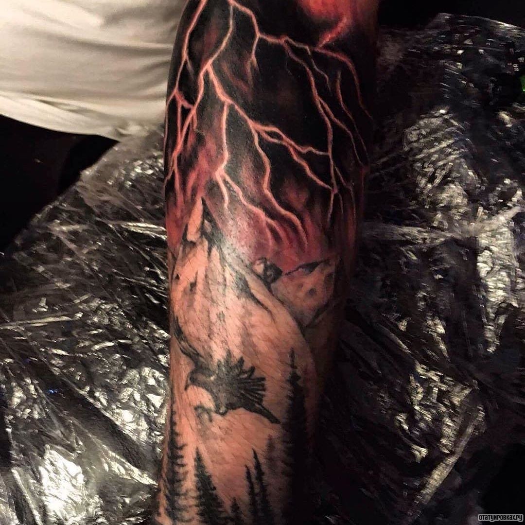 Фотография татуировки под названием «Молния на фоне гор»