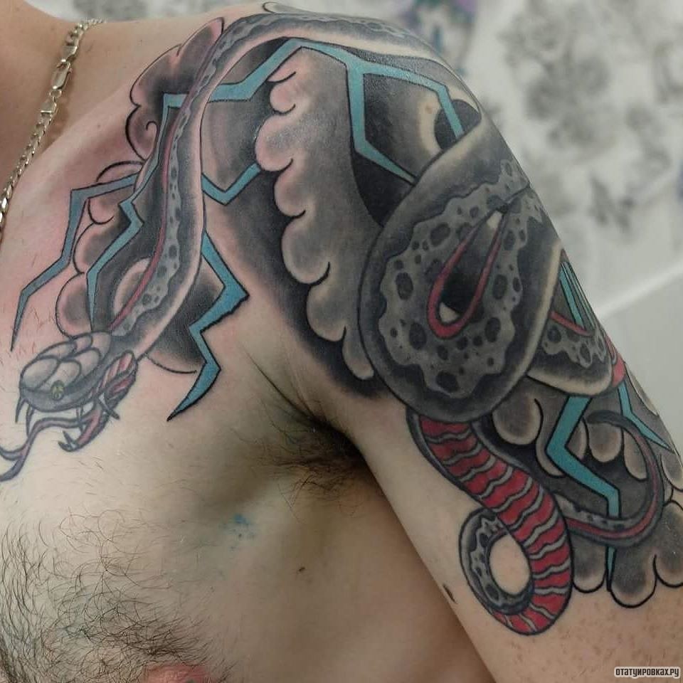 Фотография татуировки под названием «Молния со змеей»
