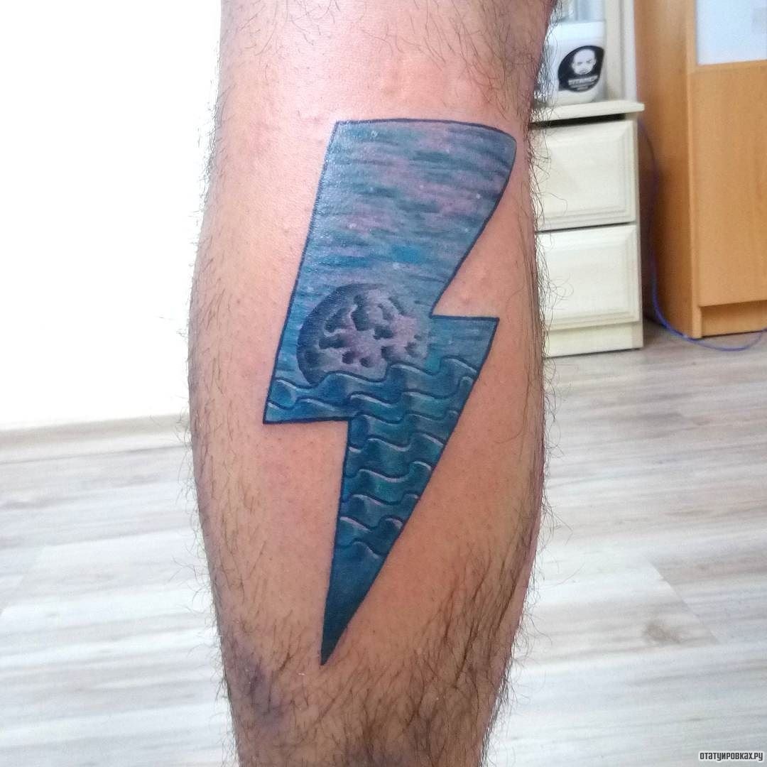 Фотография татуировки под названием «Синяя молния»