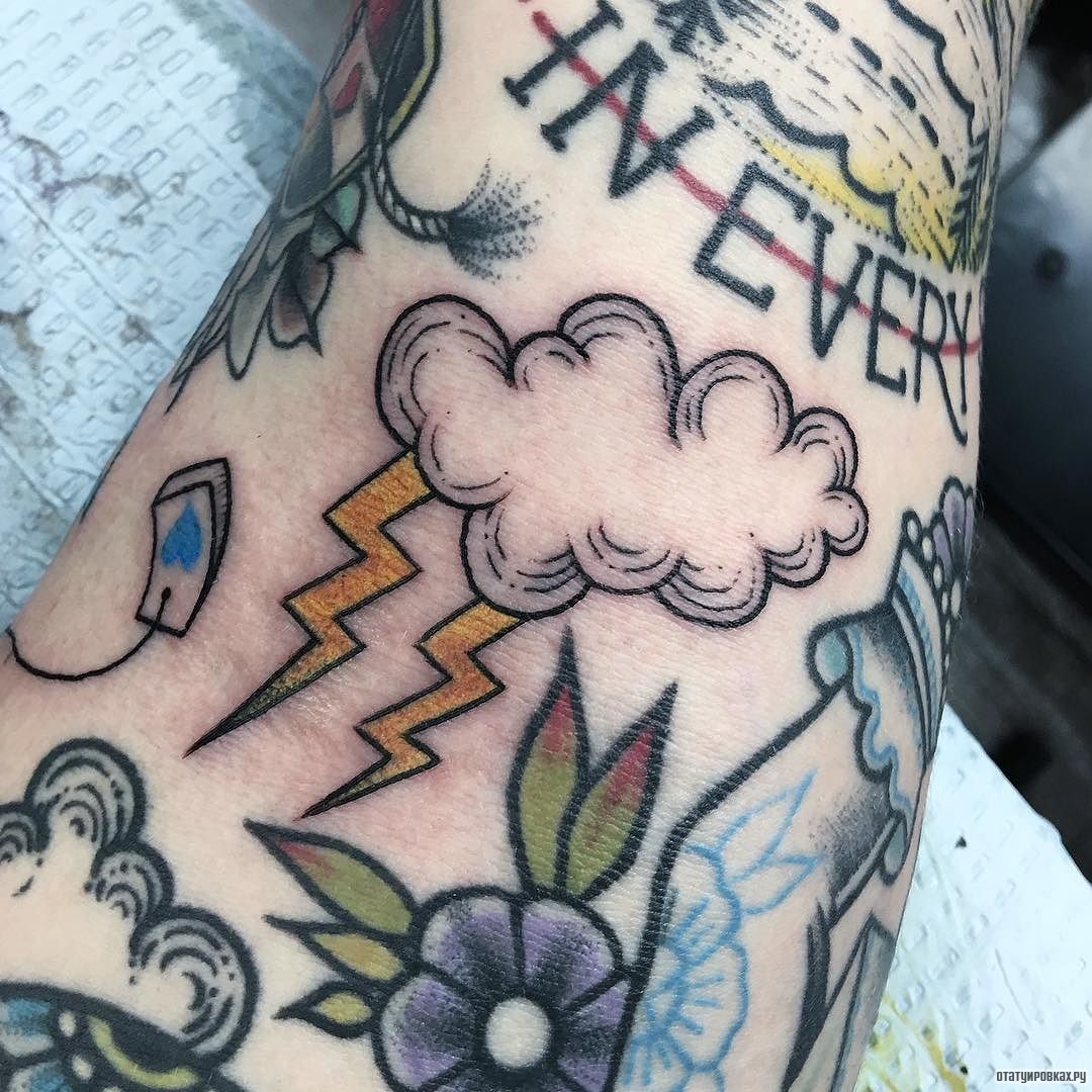 Фотография татуировки под названием «Две молнии из облака»