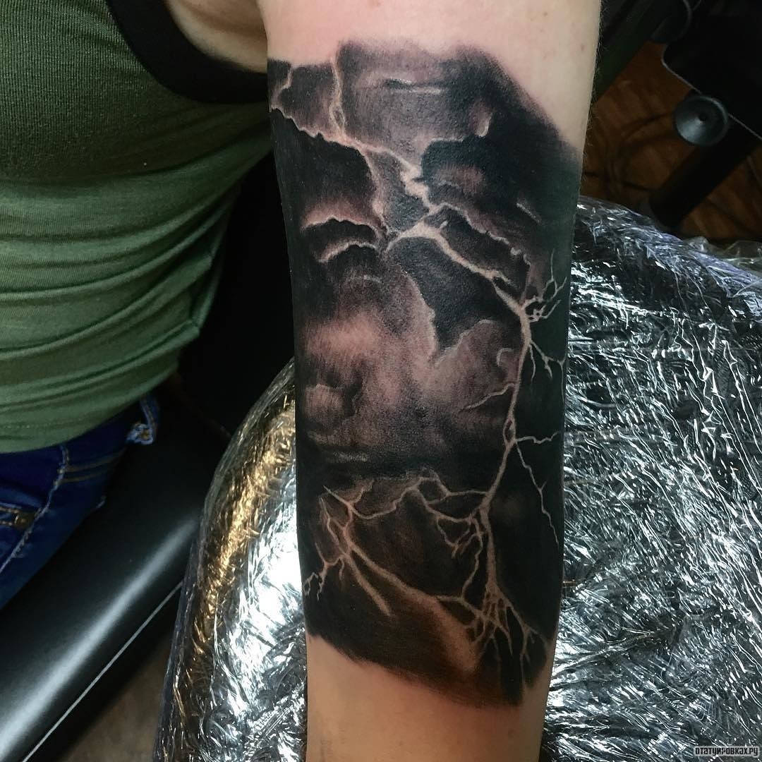 Фотография татуировки под названием «Молния из черного неба»