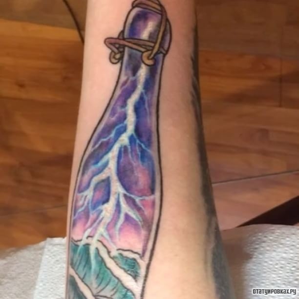 Фотография татуировки под названием «Молния в бутылке»