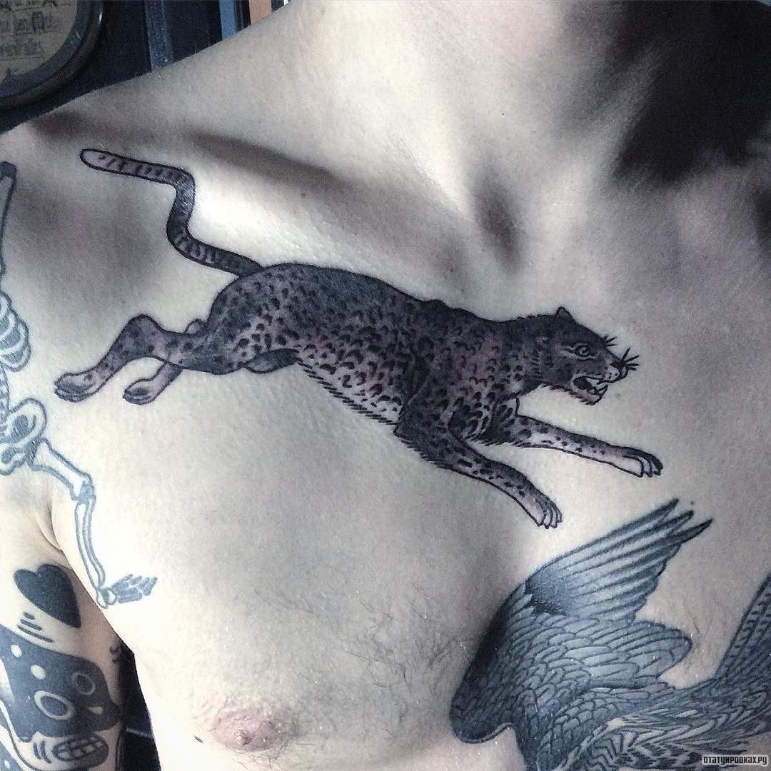 Фотография татуировки под названием «Леопард в прыжке»