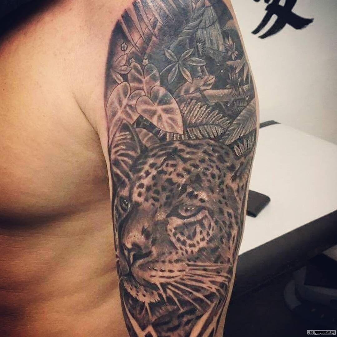 Фотография татуировки под названием «Леопард с листьями»