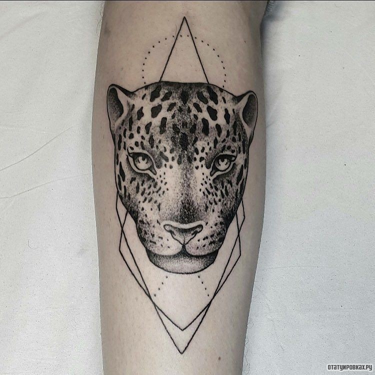 Фотография татуировки под названием «Леопард с линиями»