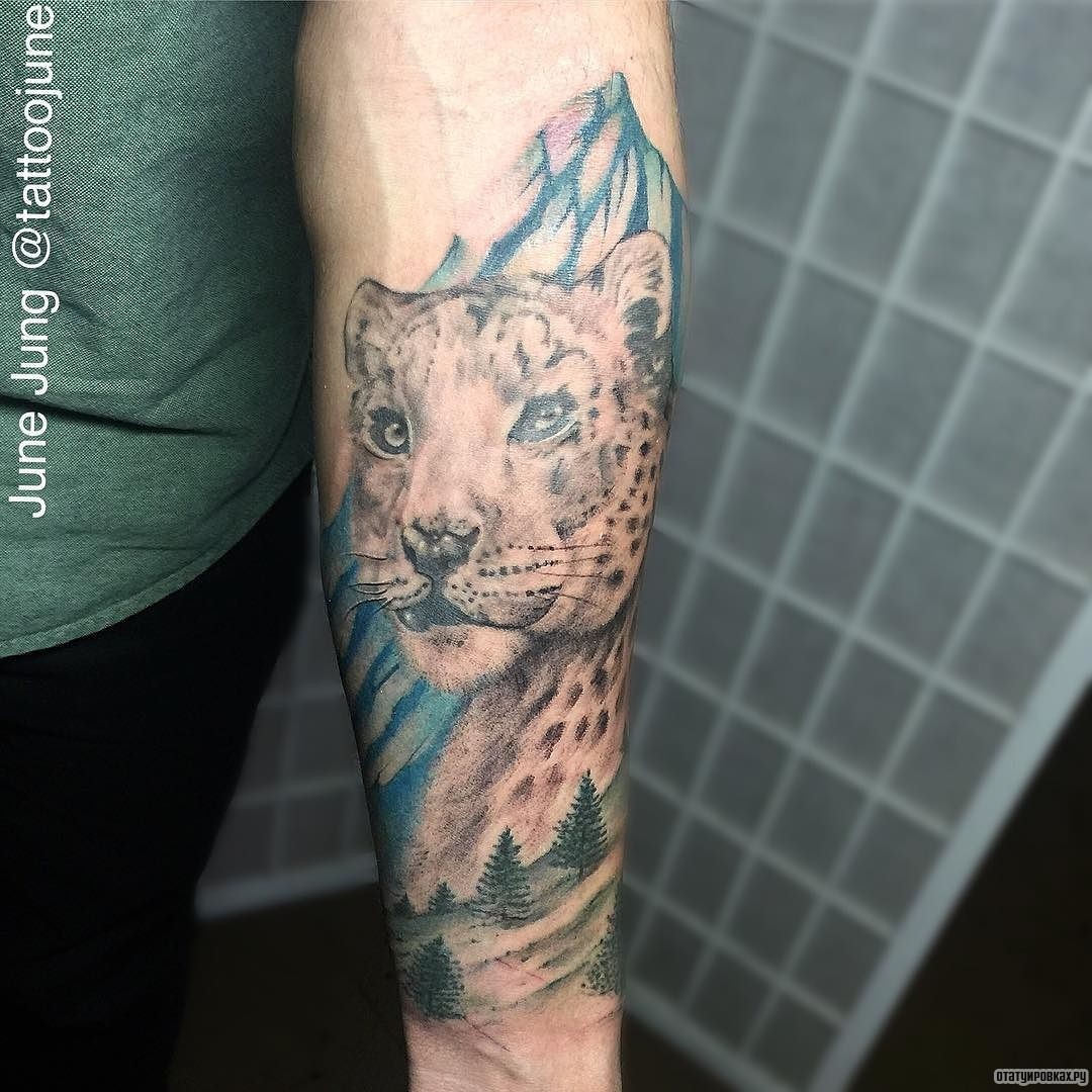 Фотография татуировки под названием «Леопард на фоне горы»