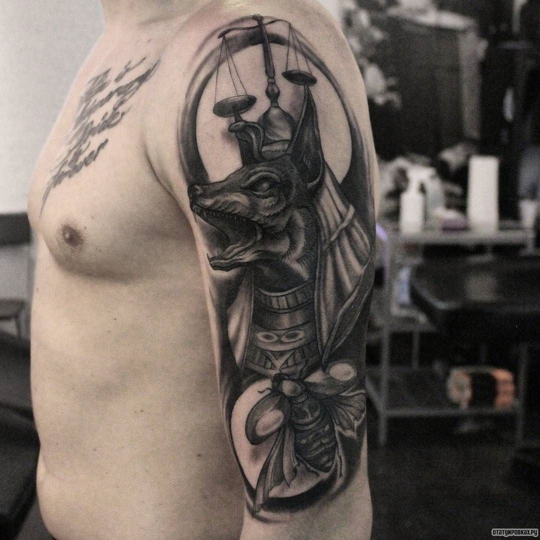 Фотография татуировки под названием «Анубис, жук скарабей и весы»
